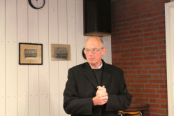 Pastor Onno Schulz hält die Begrüßungansprache